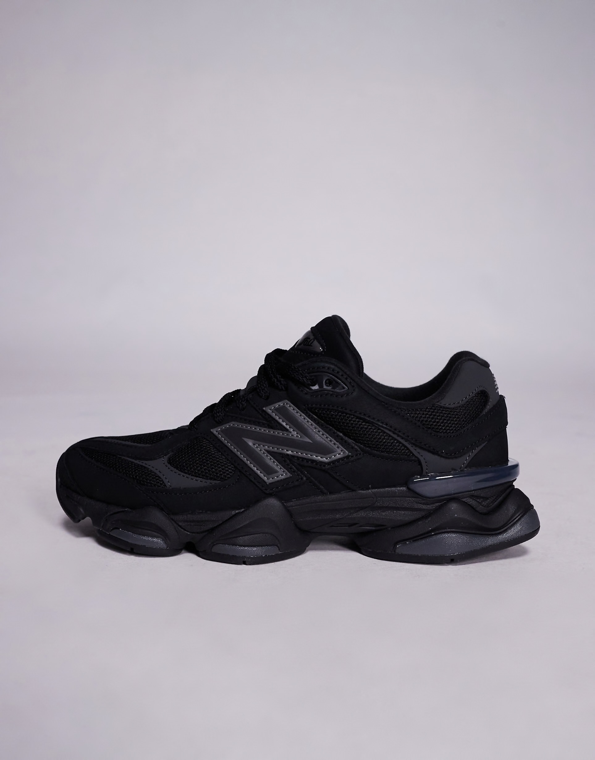 New Balance 9060 unisex trainers in black
